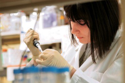 Gerstner Sloan Kettering first-year student Armine Matevossian conducts an experiment.